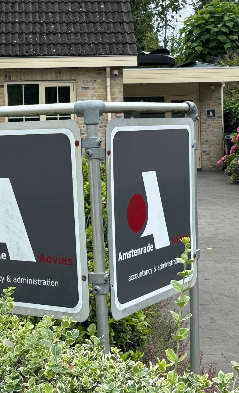 Het kantoor van Amstenrade Advies in Lelystad, met de naamborden bij de ingang